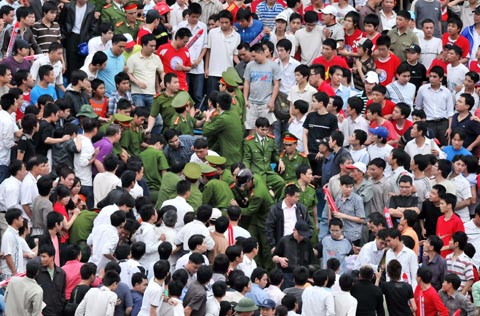 BTC sân đã phải bố trí CĐV đứng ngay sát đường piste và chỉ ngăn cách với sân bằng những chiếc dây thừng.