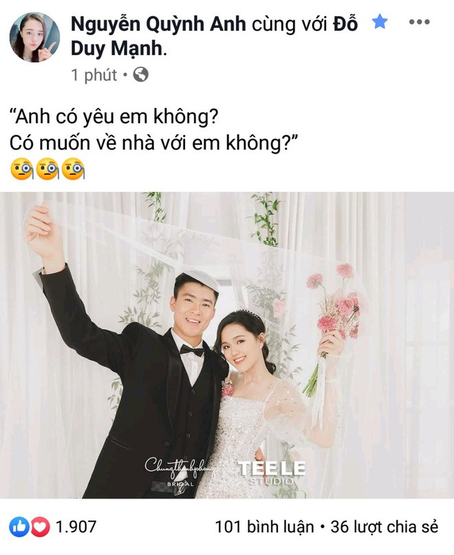 Y vậy, không lâu sau, cả Duy Mạnh và Quỳnh Anh đều hạnh phúc chia sẻ bức ảnh cưới đầu tiên của cả hai. Cặp đôi lại tiếp tục người tung kẻ hứng khi hot girl đăng đàn: "Có yêu em không? Có muốn về nhà với em không" thì nam cầu thủ đáp "Có" khiến người hâm mộ thích thú.
