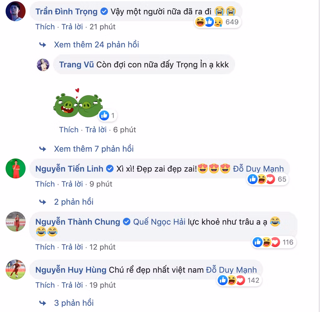 Ngay lập tức, các cầu thủ đội tuyển Việt Nam gửi lời chúc mừng tới Duy Mạnh. Trái ngược, Đình Trọng tỏ ra khá tiếc nuối người bạn khi chia tay cuộc sống độc thân. Anh bình luận: "Vậy một người nữa ra đi" kèm biểu cảm khóc nức nở.