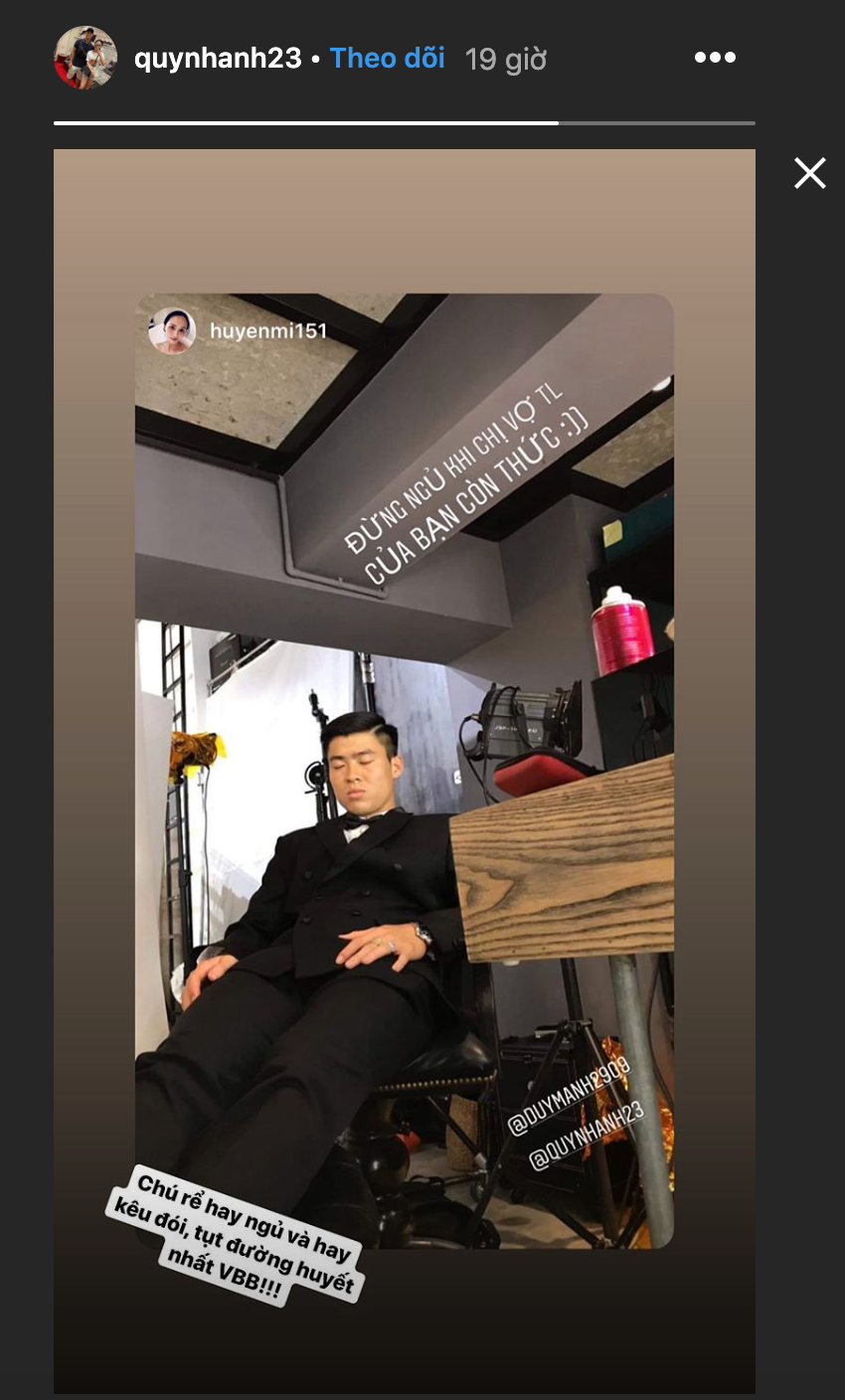 Mới đây, Duy Mạnh bị bạn gái và chị vợ tương lai tố trên mạng xã hội là ham ngủ, thường xuyên kêu đói và hay tụt đường huyết nhất vịnh Bắc bộ. Trong ảnh, nam cầu thủ ăn mặc bảnh bao, ngủ gật trong studio. Nhiều người đoán anh chàng đi chụp hình cưới hoặc hợp đồng quảng cao.