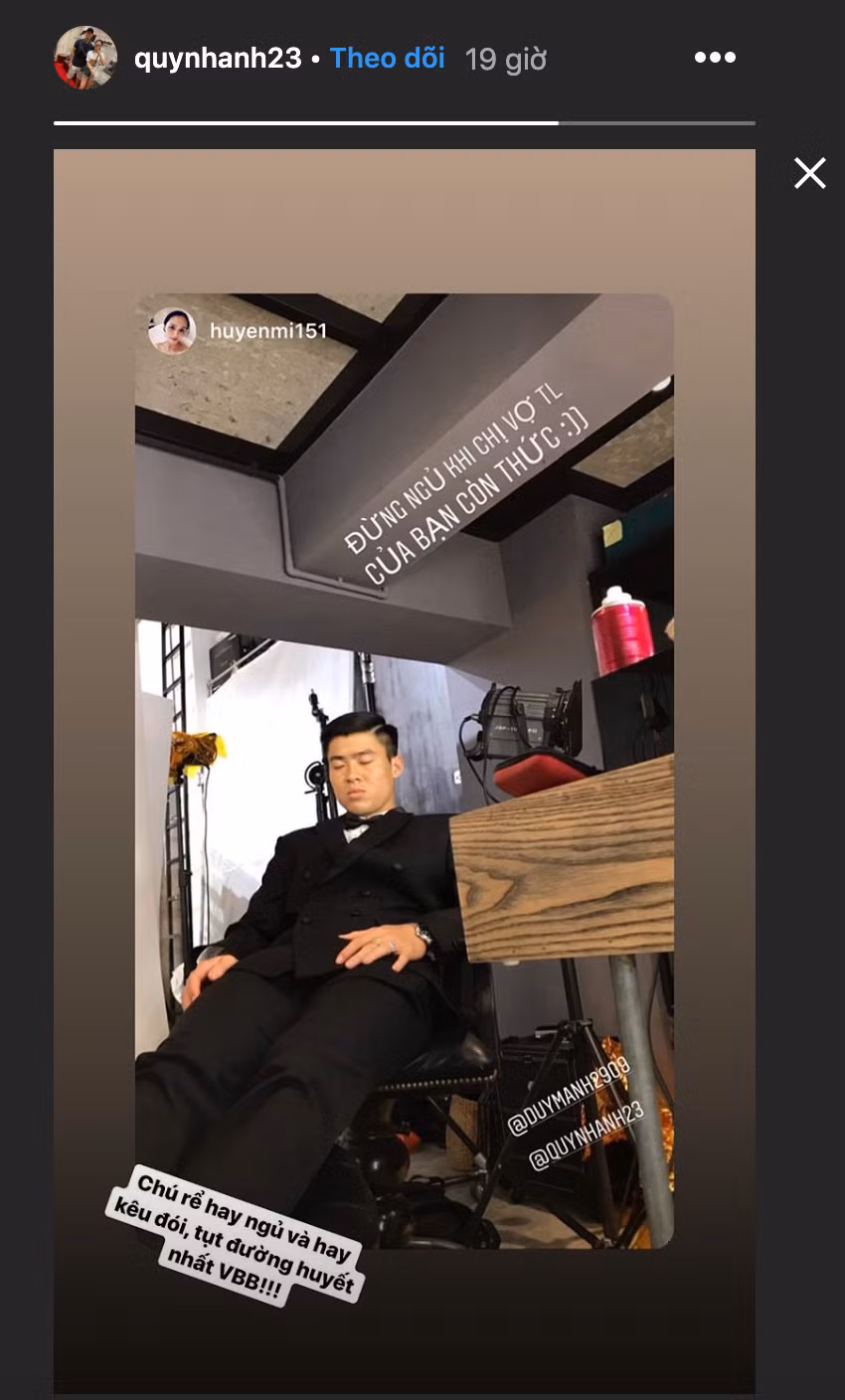 Mới đây, Duy Mạnh bị bạn gái và chị vợ tương lai tố trên mạng xã hội là ham ngủ, thường xuyên kêu đói và hay tụt đường huyết nhất vịnh Bắc bộ. Trong ảnh, nam cầu thủ ăn mặc bảnh bao, ngủ gật trong studio. Nhiều người đoán anh chàng đi chụp hình cưới hoặc hợp đồng quảng cao.