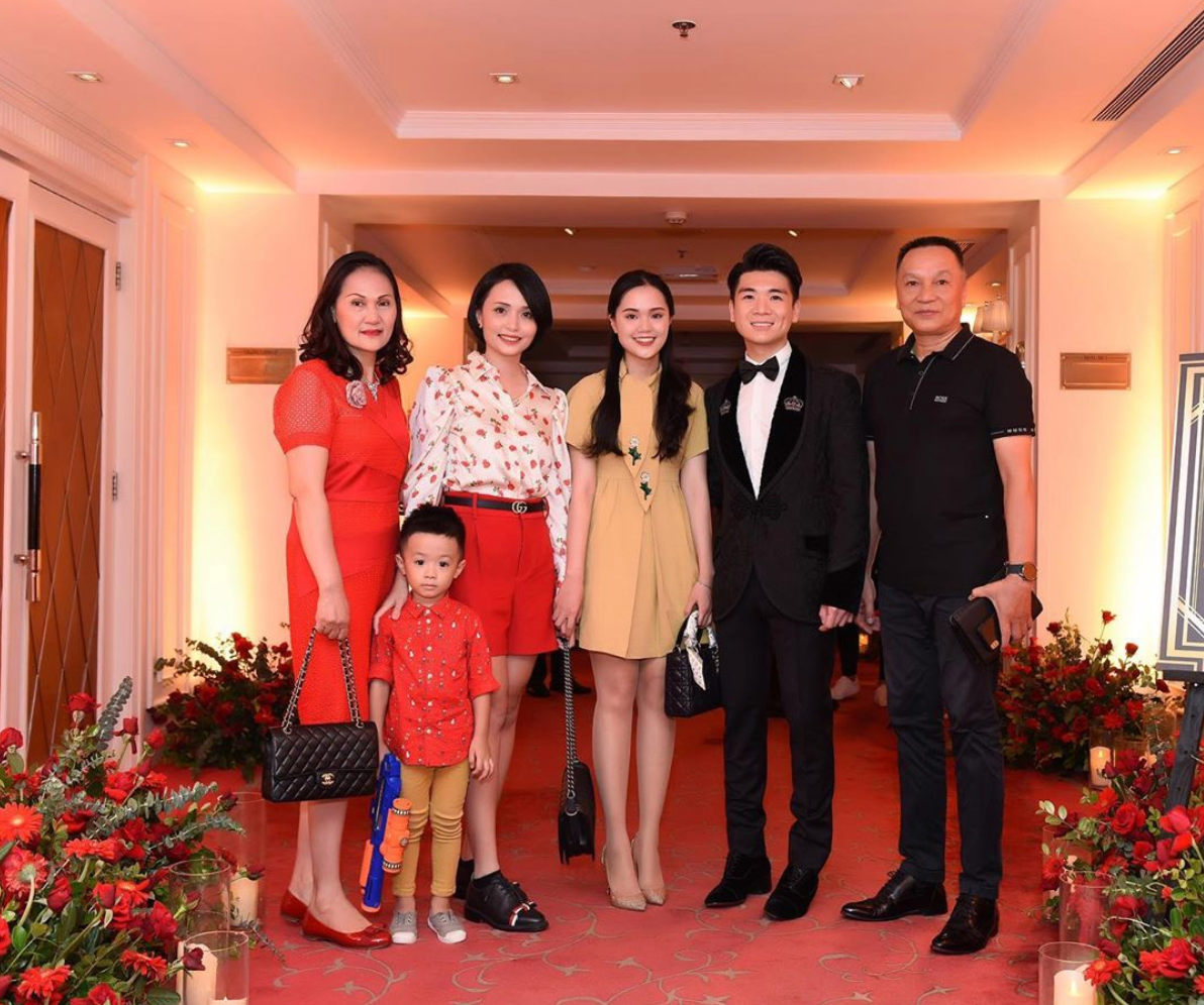 Quỳnh Anh là cựu sinh viên khoa Luật, Học viện Ngoại giao. Cô là con gái thứ 2 của ông Nguyễn Giang Đông - cựu chủ tịch CLB Sài Gòn FC và cũng là em vợ của cầu thủ Văn Quyết.