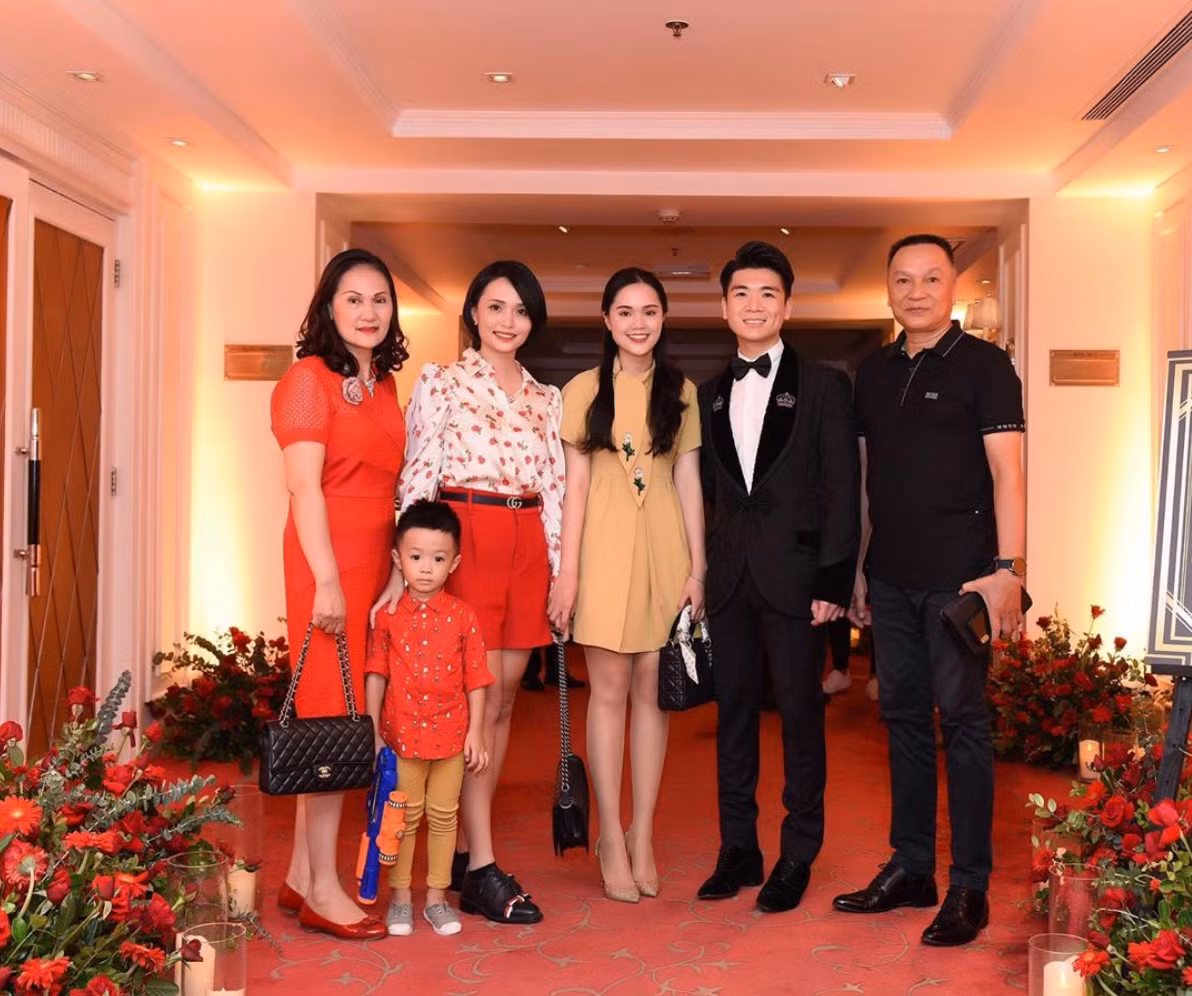 Quỳnh Anh là cựu sinh viên khoa Luật, Học viện Ngoại giao. Cô là con gái thứ 2 của ông Nguyễn Giang Đông - cựu chủ tịch CLB Sài Gòn FC và cũng là em vợ của cầu thủ Văn Quyết.