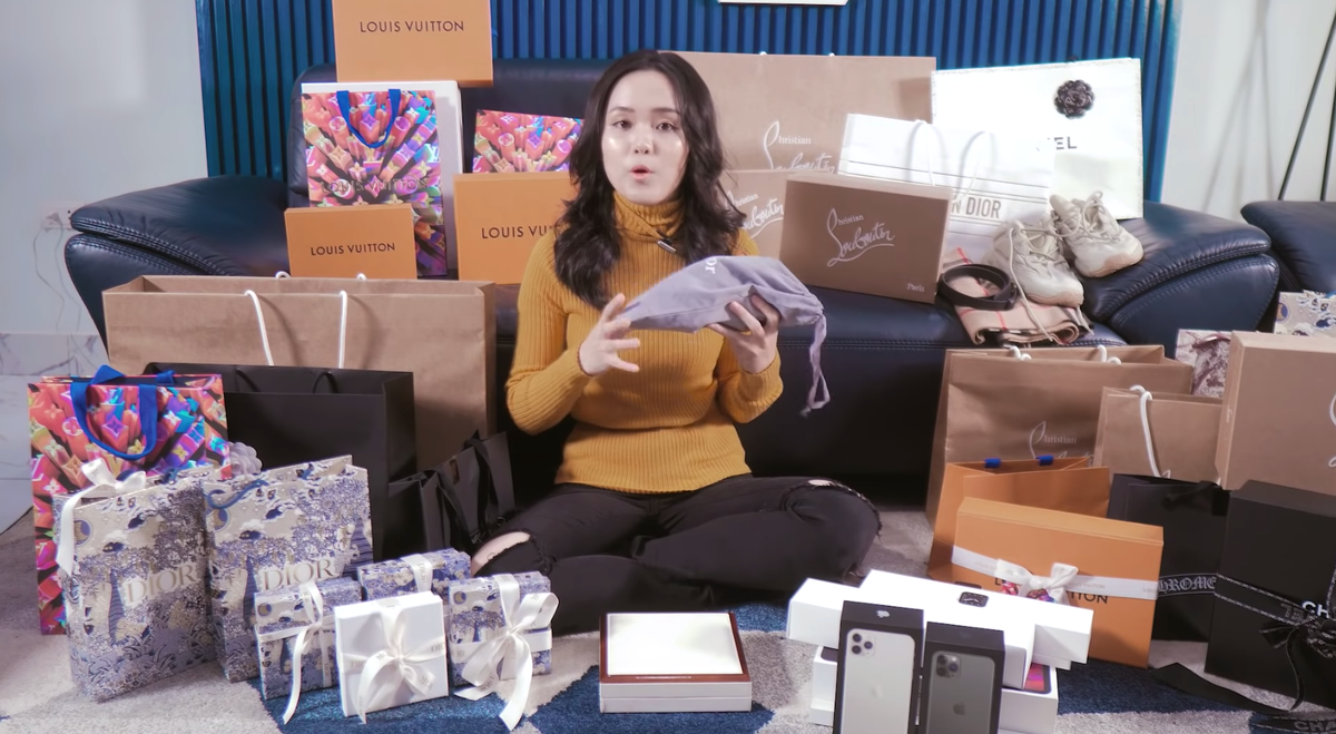 1 ngày sau khi được cầu hôn, bạn gái Duy Mạnh ra mắt clip "đập hộp" hoành tráng trên Youtube. Cô chia, hầu hết các món đồ đều được mẹ, chị gái và bạn trai tặng.