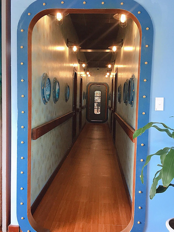 Căng tin được thiết kế giống như 1 con tàu thật ngay cả cửa ra vào.