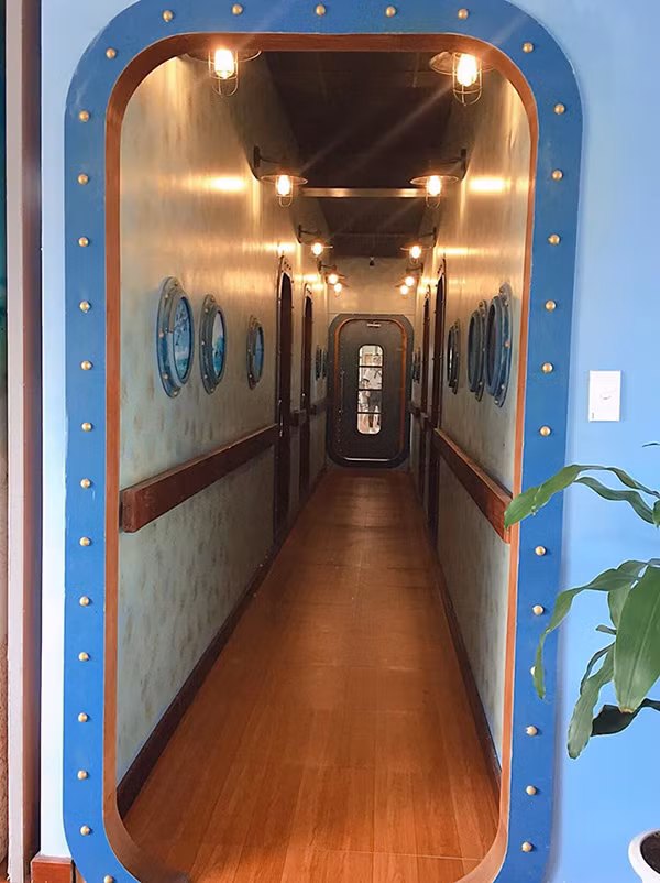 Căng tin được thiết kế giống như 1 con tàu thật ngay cả cửa ra vào.