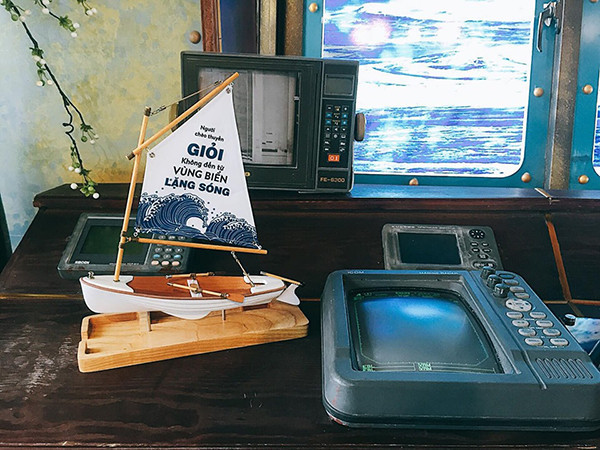 Căng tin này được mở cửa từ 7h30 sáng và đóng cửa vào 10h tối. Bên dưới là nhà ăn sinh viên, phục vụ ăn sáng, ăn trưa và bán hàng tạp hóa còn bên trên là quán trà sữa, cà phê và đồ ăn vặt với view siêu đẹp.