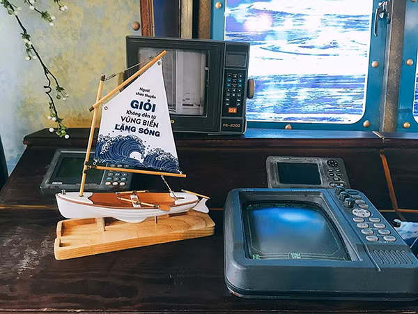 Căng tin này được mở cửa từ 7h30 sáng và đóng cửa vào 10h tối. Bên dưới là nhà ăn sinh viên, phục vụ ăn sáng, ăn trưa và bán hàng tạp hóa còn bên trên là quán trà sữa, cà phê và đồ ăn vặt với view siêu đẹp.