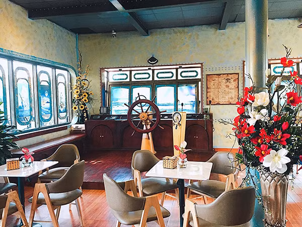 Với việc mô phỏng y như một con tàu, tất cả đồ vật ở căng tin như đầu tàu, cửa cabin... đều là đồ thật.