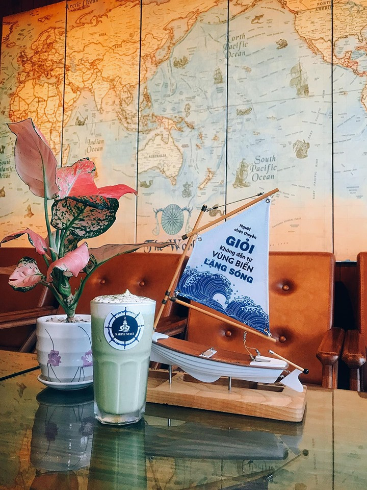 Căng tin trường ĐH Hàng hải được thiết kế rộng rãi, phù hợp để các thầy cô có không gian hội họp, liên hoan và là nơi giúp các bạn sinh viên có thể gặp gỡ, nghỉ trưa thoải mái.