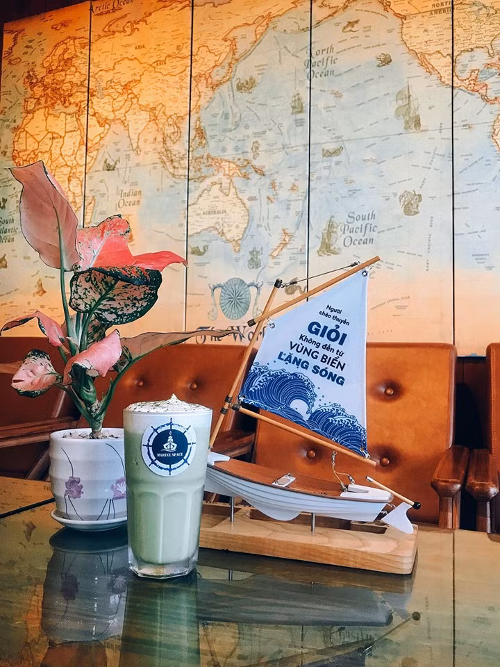 Căng tin trường ĐH Hàng hải được thiết kế rộng rãi, phù hợp để các thầy cô có không gian hội họp, liên hoan và là nơi giúp các bạn sinh viên có thể gặp gỡ, nghỉ trưa thoải mái.