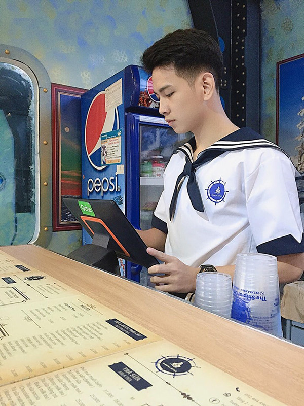 Theo bạn Phạm Huyền (sinh viên ngành Kinh tế Ngoại thương - Viện Đào tạo Chất lượng cao, ĐH Hàng hải) chia sẻ, đây là khu căng tin chính được thiết kế mạng đậm dấu ấn riêng của trường ĐH Hàng hải.