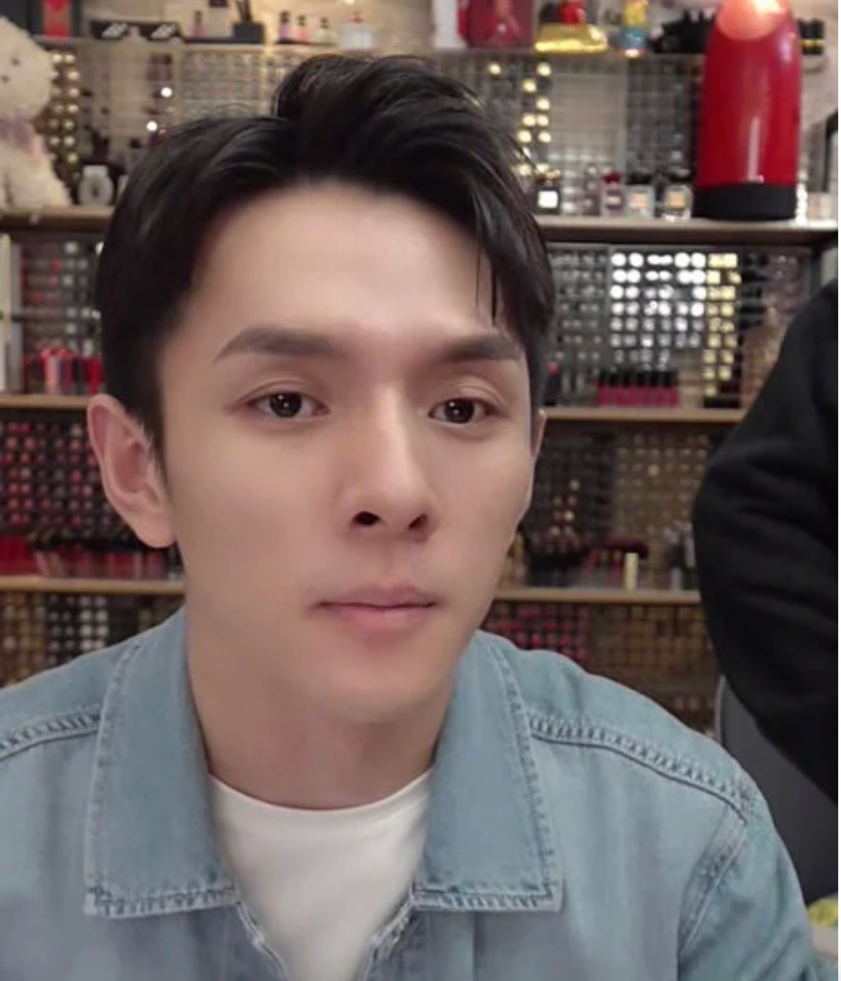 Ở thời điểm hiện tại, Lý Giai Kỳ là một trong những streamer, beauty blogger hot nhất xứ Trung. Nhưng điều đó cũng đồng nghĩa nhất cử nhất động của anh chàng này đều bị mọi người để ý.