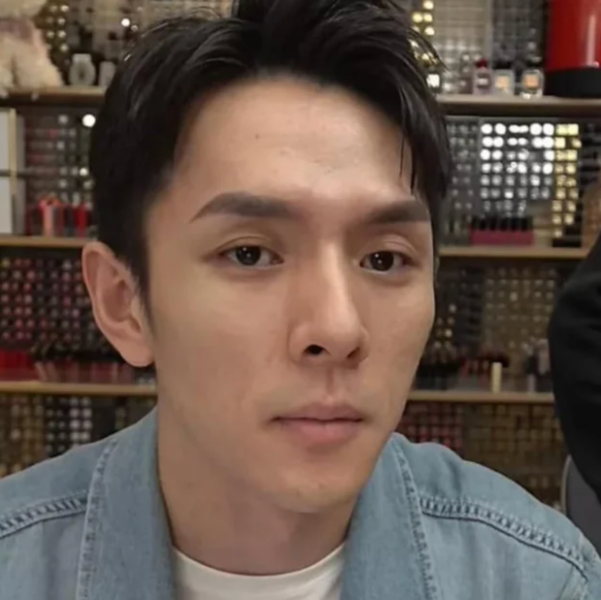 Ngày 22/4, Lý Giai Kỳ lên top 1 hot search trên Weibo vì lộ nhan sắc thật khi livestream.