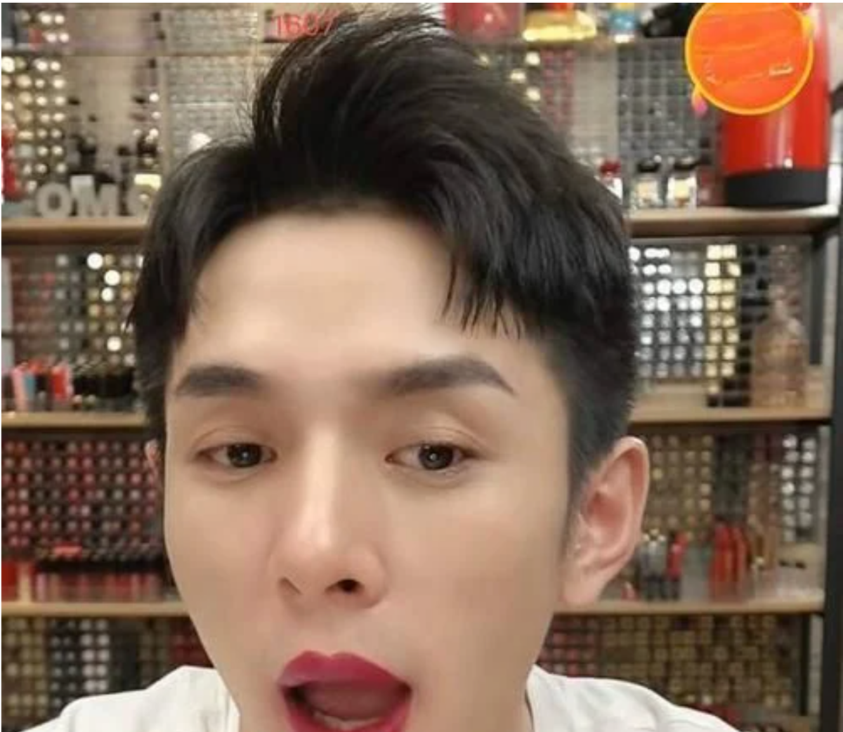 Sau khi từ khóa "Lý Giai Kỳ không mở filter làm đẹp" chễm chệ top 1 hot search Weibo, Lý Giai Kỳ ngay trong lviestream cũng trực tiếp giải thích rằng gần đây mình rất mệt mỏi, mỗi ngày đều phải làm việc từ sớm đến khuya.