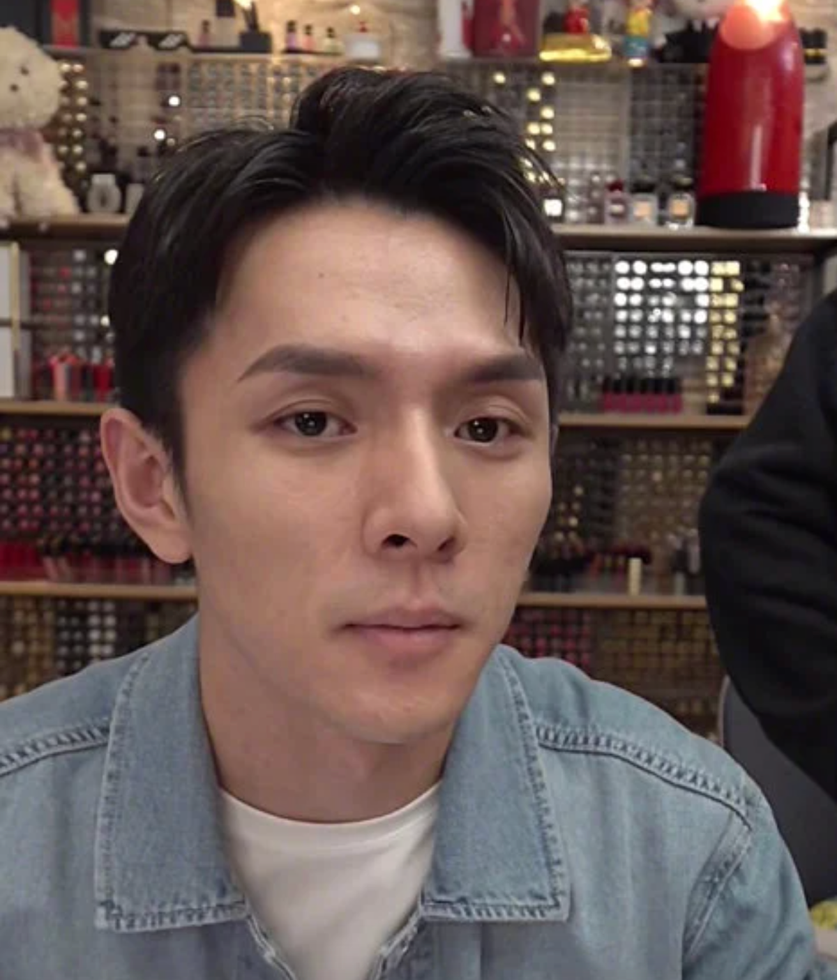 Lý Giai Kỳ gây ấn tượng với EQ cao, khéo ăn nói, đánh trúng tâm lý khách hàng. Độ hot của Lý Giai Kỳ có thể so với các minh tinh tuyến đầu của làng giải trí Hoa ngữ, đến nỗi nhiều sao Hoa ngữ có phim mới lên sóng đều đến dự livestream của Lý Giai Kỳ để tuyên truyền phim.