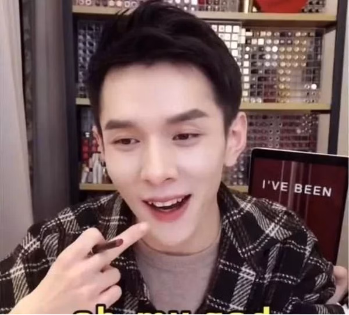 Một số dân mạng mỉa mai Lý Giai Kỳ ngày nào cũng livestream bán mỹ phẩm dưỡng da hàng hiệu mà da lại xấu như thế. Cũng có ý kiến bênh vực rằng khi không có filter, Lý Giai Kỳ có vẻ nam tính hơn.