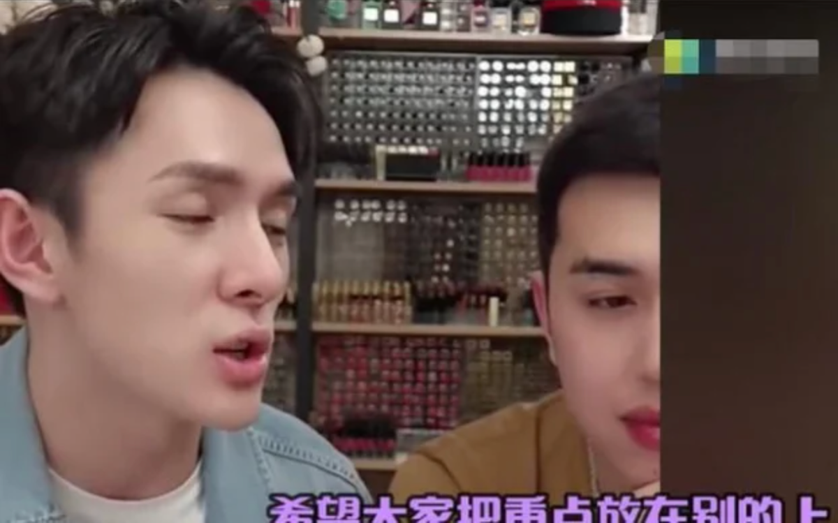 Theo Sina, nguyên nhân là bởi khi Lý Giai Kỳ đang phát trực tiếp tối ngày 22/4, hệ thống xuất hiện lỗi khiến chức năng làm đẹp đột nhiên biến mất, làm lộ trạng thái làn da của Lý Giai Kỳ.