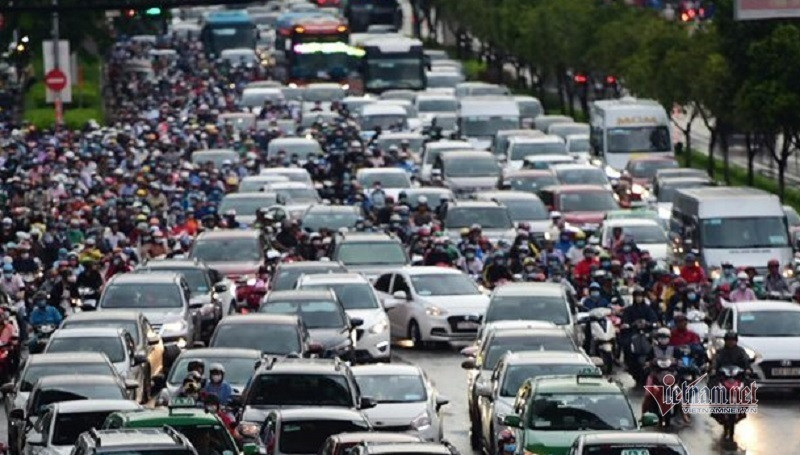 17h chiều nay, các tuyến đường ở Sài Gòn xảy ra tình trạng kẹt xe không lối thoát. Nguyên nhân kẹt xe là do trước thời điểm tan tầm, nhiều nơi trên địa bàn TP xuất hiện mưa lớn gây ngập nặng. Ảnh: Trương Thanh Tùng