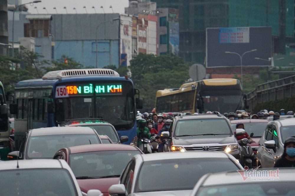 Ngoài kẹt xe, đoạn đường này cũng xảy ra tình trạng ngập nước trong làn đường xe máy dẫn đến tình trạng giao thông hỗn loạn, xe máy và ô tô ken chặt vào nhau để di chuyển. Khu vực dưới chân cầu vượt Hàng Xanh cũng xảy ra tình trạng hỗn loạn giao thông