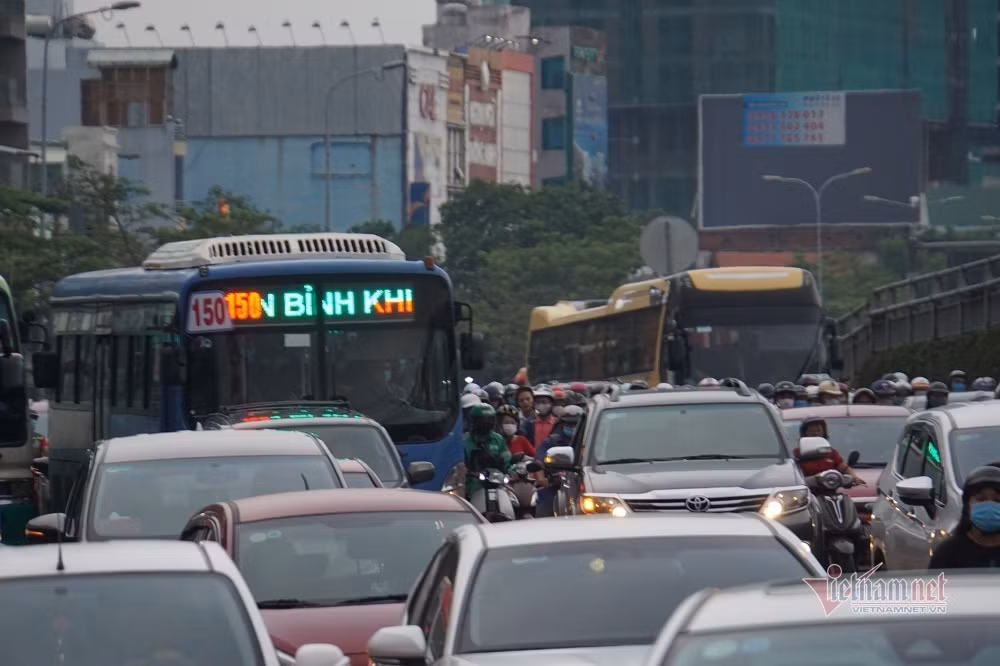 Ngoài kẹt xe, đoạn đường này cũng xảy ra tình trạng ngập nước trong làn đường xe máy dẫn đến tình trạng giao thông hỗn loạn, xe máy và ô tô ken chặt vào nhau để di chuyển. Khu vực dưới chân cầu vượt Hàng Xanh cũng xảy ra tình trạng hỗn loạn giao thông