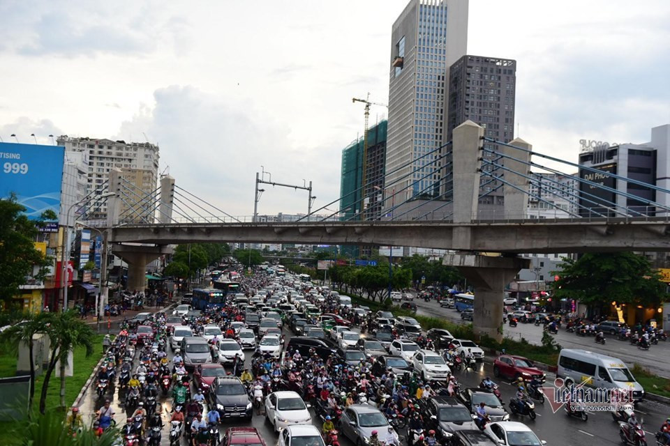 Anh Trần Văn Nam (ngụ quận 9) cho biết, bình thường anh chạy xe máy trên đường Nguyễn Hữu Cảnh để về nhà sau giờ tan tầm. "Hôm nay mưa lớn quá khiến đường Nguyễn Hữu Cảnh ngập nặng. Tôi sợ chết máy nên chạy qua đường Điện Biên Phủ thì xảy ra kẹt cứng. Đúng là tránh vỏ dưa gặp vỏ dừa, hơn 30 phút mà không tài nào thoát ra khỏi dòng xe kín đặc" - anh Nam chia sẻ.