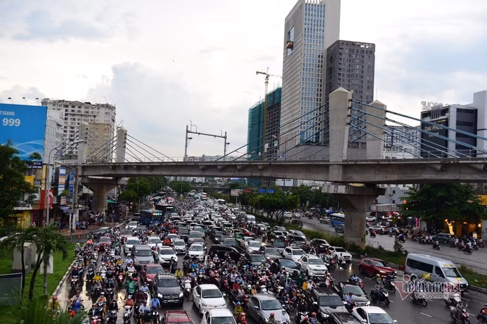 Anh Trần Văn Nam (ngụ quận 9) cho biết, bình thường anh chạy xe máy trên đường Nguyễn Hữu Cảnh để về nhà sau giờ tan tầm. "Hôm nay mưa lớn quá khiến đường Nguyễn Hữu Cảnh ngập nặng. Tôi sợ chết máy nên chạy qua đường Điện Biên Phủ thì xảy ra kẹt cứng. Đúng là tránh vỏ dưa gặp vỏ dừa, hơn 30 phút mà không tài nào thoát ra khỏi dòng xe kín đặc" - anh Nam chia sẻ.