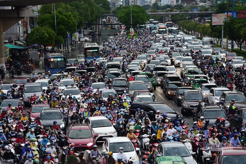 Cũng theo ghi nhận, các tuyến đường Xô Viết Nghệ Tĩnh, Bạch Đằng cũng xảy ra tình trạng hỗn loạn giao thông. Đặc biệt, đoạn dưới chân cầu vượt Hàng Xanh, phương tiện gần như 'bất động'. CSGT được tăng cường điều tiết nhưng không xuể.