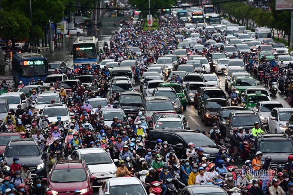 Ghi nhận trên đường Điện Biên Phủ (quận Bình Thạnh) đoạn từ ngã tư Hàng Xanh đến cầu Sài Gòn xảy ra tình trạng ùn tắc nghiêm trọng. Hàng nghìn phương tiện ô tô, xe máy kín đặc mặt đường, nhích từng mét để về nhà.