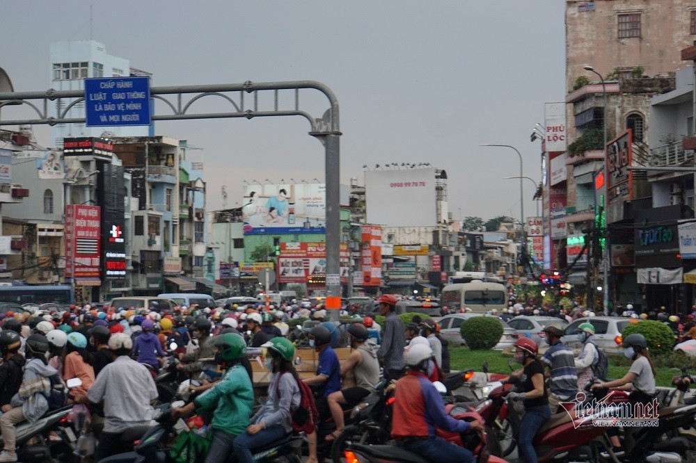 Trước đó, trận mưa gần 1 tiếng đã khiến cả đoạn đường Nguyễn Hữu Cảnh ngập mênh mông như dòng sông.