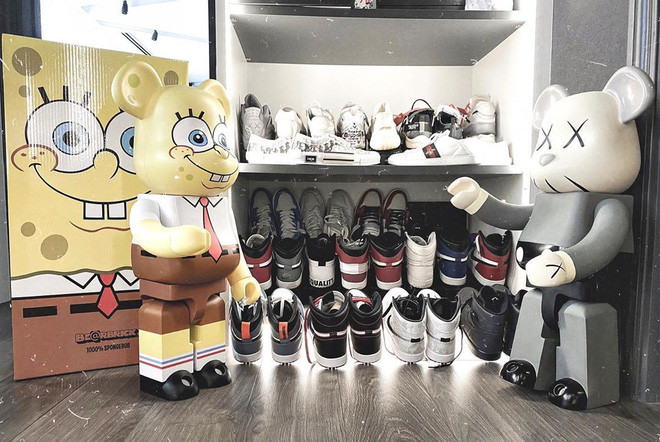 Đúng phong cách thiếu gia lắm tiền, Thế Anh còn sở hữu cả những con bearbrick kích cỡ lớn, xếp ngay ngắn trong phòng ngủ.