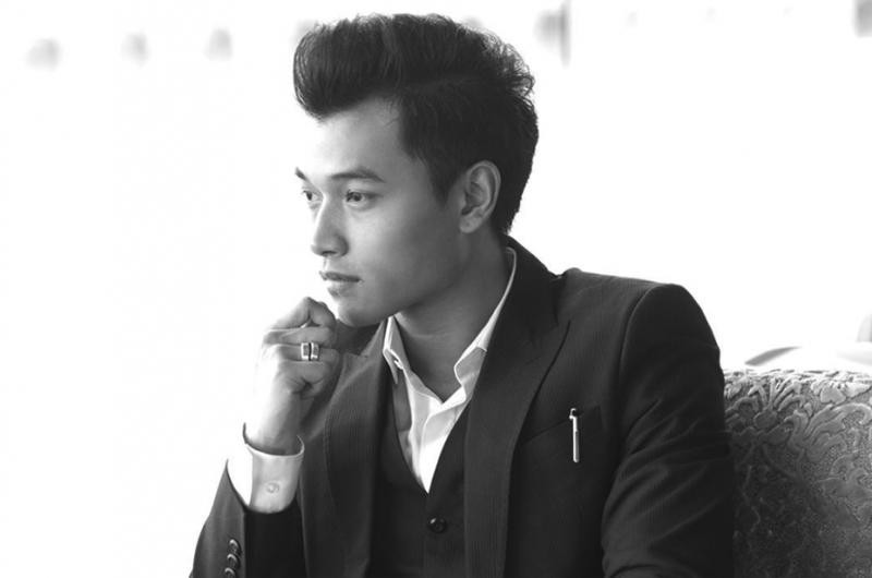 Hot boy sinh năm 1990 có thời gian dài du học tại Mỹ và từng có thời gian làm việc tại California trước khi về Việt Nam để tiếp tục công việc kinh doanh của gia đình.