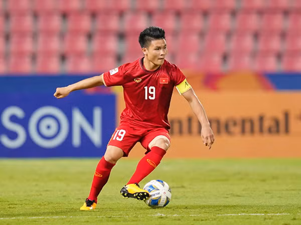 Sau khi chia tay mối tình lâu năm Nhật Lê, Quang Hải liên tiếp gặp phải tin đồn hẹn hò với hot girl. Thế nhưng mối tình nào của anh cũng kết thúc một cách chóng vánh.