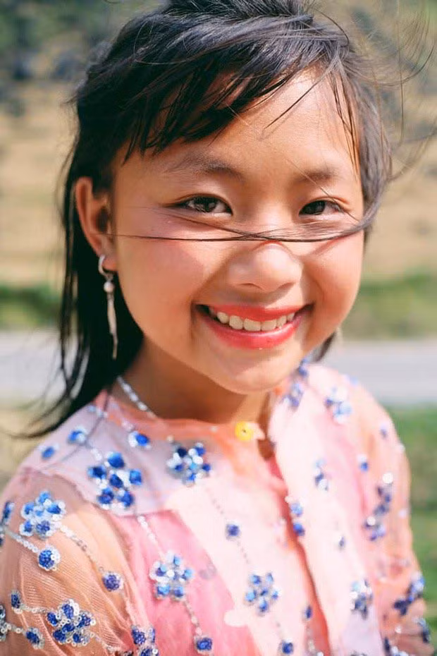 Theo Hữu Linh, chủ đoạn clip quay lại bé gái khiến CĐM xôn xao chia sẻ, anh tình cờ gặp em bé này trong chuyến phượt Hà Giang hồi đầu tháng 10. "Mình tình cờ gặp em bé và có quay phim, chụp ảnh lại. Bé dường như đã quen với ống kính máy ảnh rồi, không ngại ngùng gì đâu, cứ thấy ống kính là cười tươi rạng rỡ, chắc được chụp nhiều rồi."