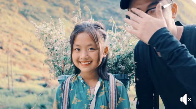 Em bé bán hoa xinh xắn như thiên thần qua loạt ảnh mà khách du lịch chia sẻ. Nguồn ảnh: FB