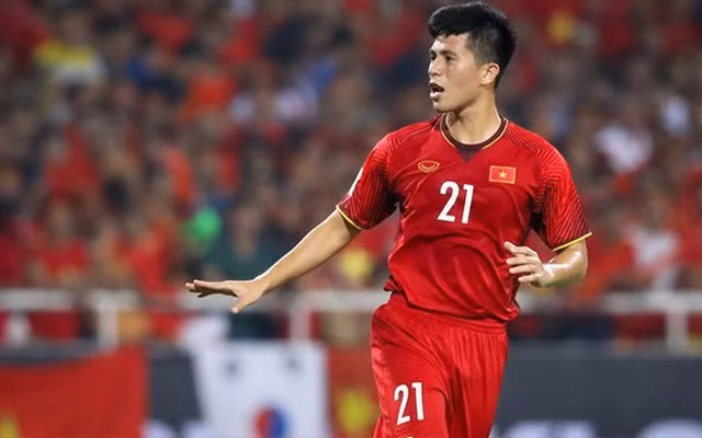 "Trọng sơ vin" là biệt danh đã quá quen thuộc mà người hâm mộ dùng để gọi Trần Đình Trọng (SN 1997, quê Gia Lâm). Cái tên này bắt nguồn từ việc cầu thủ số 21 của tuyển Việt Nam luôn bỏ áo trong quần khi ra sân. Anh chàng từng tâm sự với mẹ rằng khi thi đấu không sợ đội bạn mạnh, chỉ sợ...không được sơ vin.