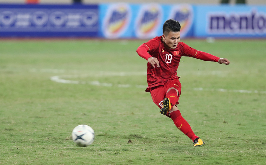 Với ngoại hình nhỏ bé và chiều cao khá khiêm tốn so với các đồng đội, Nguyễn Quang Hải (SN 1997, quê Đông Anh) được người hâm mộ gọi là "Hải con". Dù không có lợi thế về hình thể thế nhưng anh chàng đang là cầu thủ số 1 của tuyển Việt Nam và đeo băng đội trưởng của U22 Việt Nam tham dự SEA Games 30.