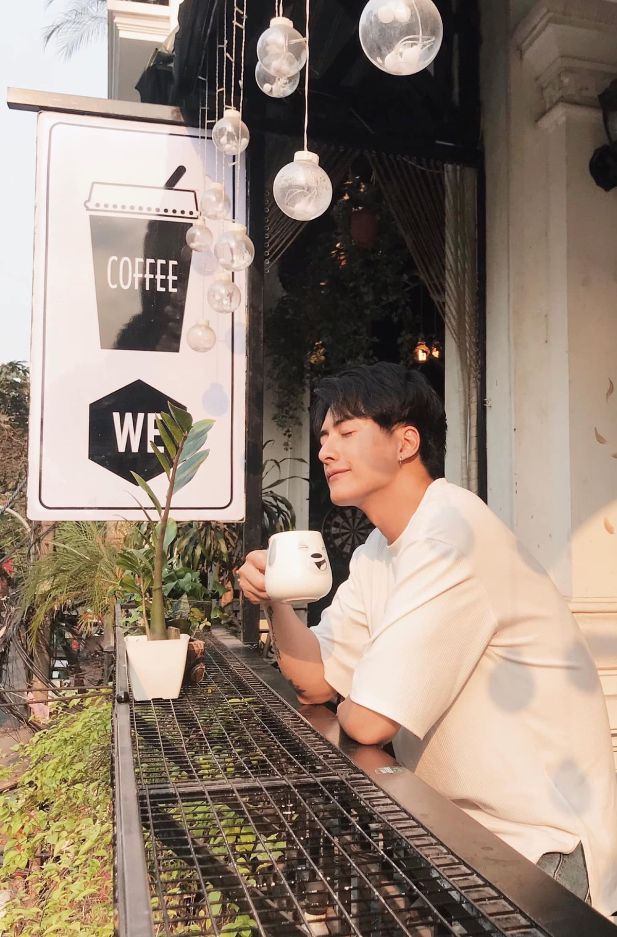 Sở hữu ngoại hình nổi trội, Tuấn Duy là mẫu bạn trai lý tưởng của nhiều cô gái. Hoy boy sinh năm 1991 cũng thường xuyên chia sẻ trạng thái "thả thính" trên trang cá nhân khiến fan nữ đổ "rầm rầm".