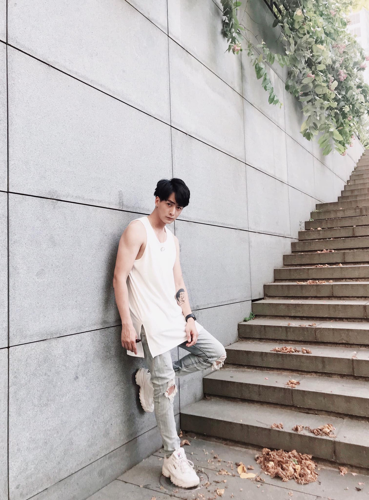 Trước đó, chàng hot boy Hà Nội cũng từng gây sốt khi tham gia chương trình "Người ấy bạn là ai" mùa 1. Dù không được nữ chính lựa chọn nhưng Tuấn Duy được rất nhiều khán giả chú ý và quan tâm bởi nhan sắc đẹp như tài tử.