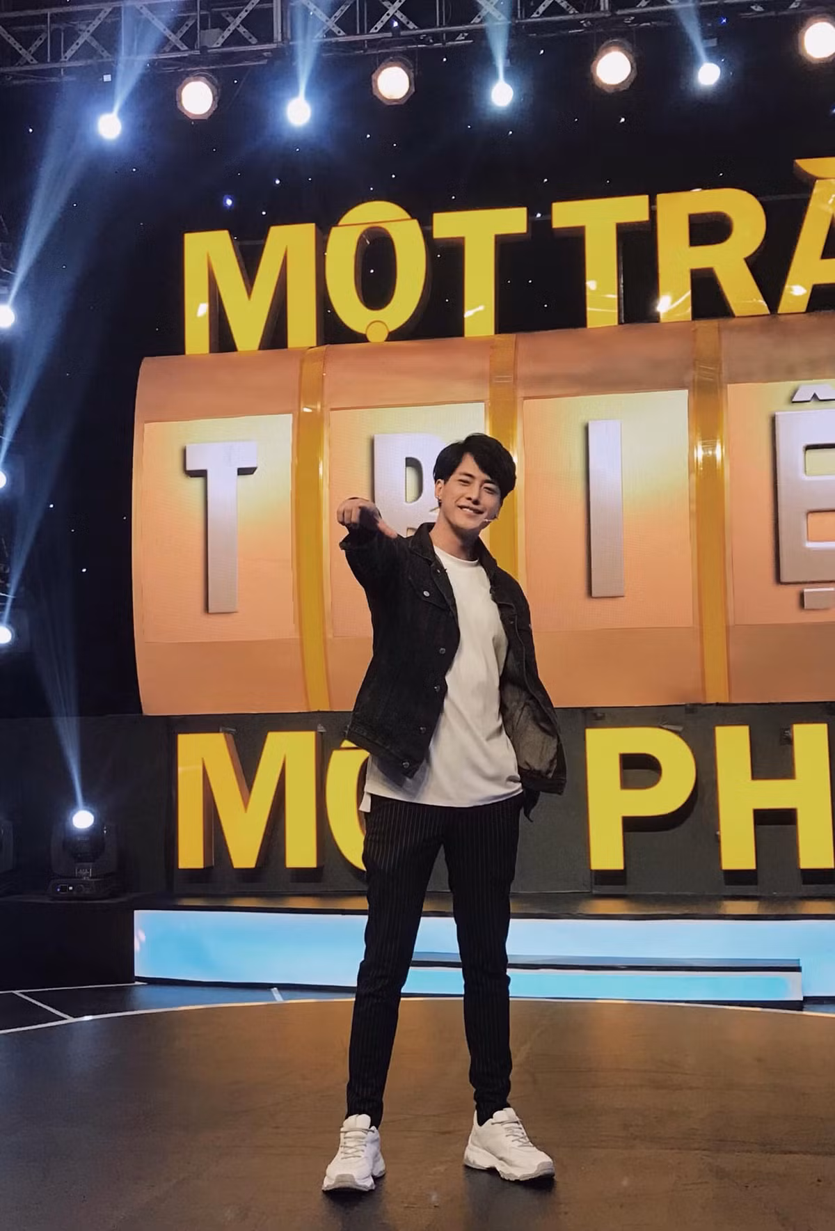 Ngoài "Xiêu Lòng", Tuấn Duy từng tham gia đóng 1 số MV trước đó như "Dù chỉ" của Dương Hoàng Yến, "Don't make me cry" - Sĩ Thanh.