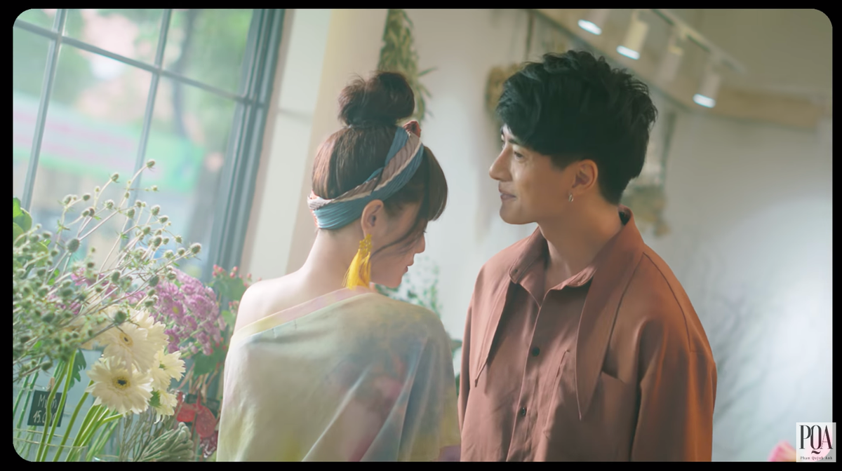 Chỉ sau 2 ngày ra mắt, MV "Xiêu Lòng" của Phạm Quỳnh Anh đã xuất sắc lọt top thịnh hành Youtube Việt Nam. Bên cạnh ca từ dễ nghe, bắt tai, nhan sắc của nam chính cũng là chủ đề được nhiều người quan tâm.