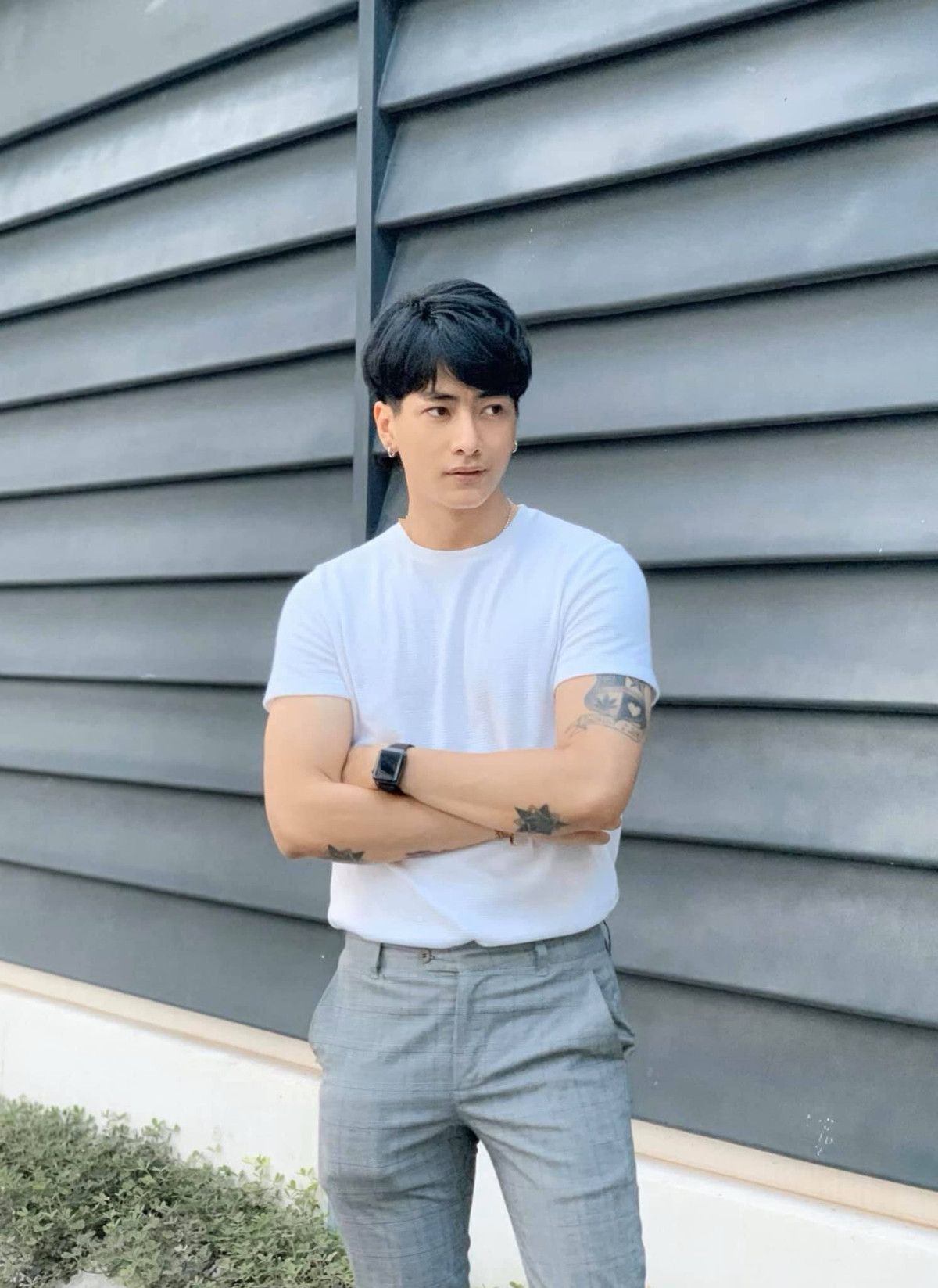 Được biết nam chính trong MV "Xiêu Lòng", anh chàng là Trần Tuấn Duy, sinh năm 1991 và đến từ Hà Nội. Hiện tại Duy đang làm mẫu ảnh và kinh doanh thời trang.