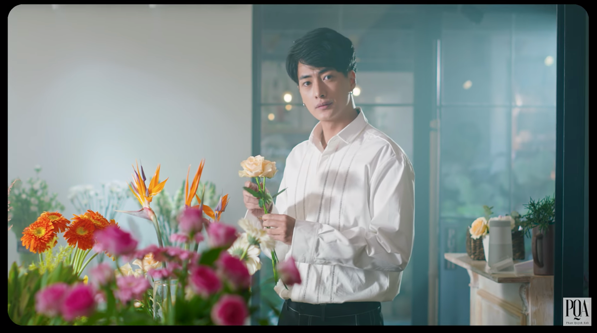 Trong MV "Xiêu Lòng", hot boy vào vai một chàng trai điều chế nước hoa thường xuyên đến tiệm của ca sĩ Phạm Quỳnh Anh khiến cô thầm thích.