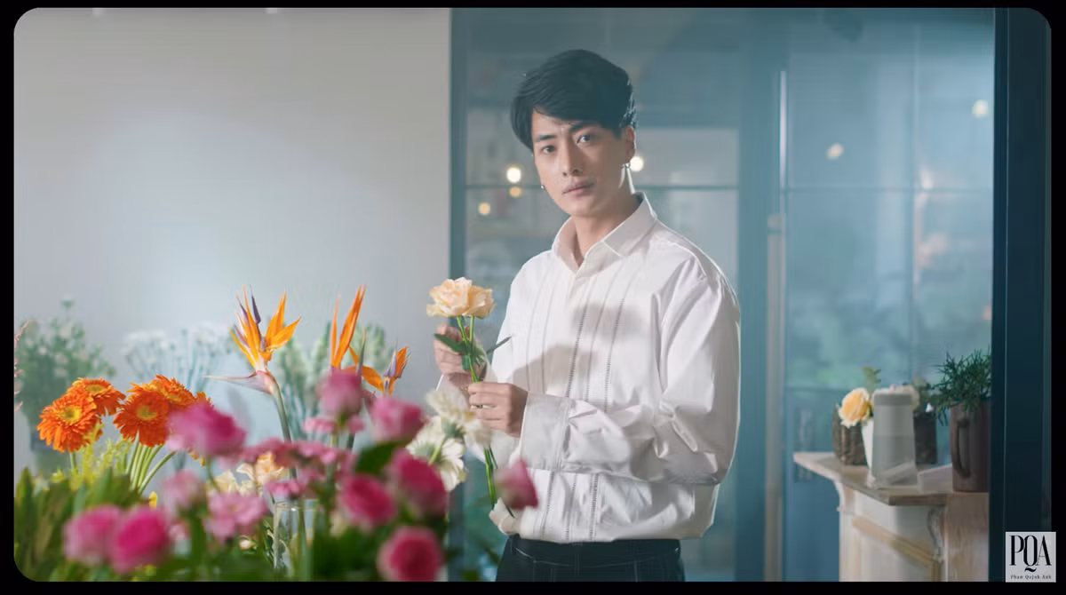 Trong MV "Xiêu Lòng", hot boy vào vai một chàng trai điều chế nước hoa thường xuyên đến tiệm của ca sĩ Phạm Quỳnh Anh khiến cô thầm thích.