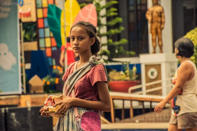 Tháng 5/2016, " cô bé ăn xin" Rita Gaviola (sinh năm 2003) nổi đình đám trên MXH châu Á nhờ khoảnh khắc cầm hộp xin tiền trên đường phố Lucban, Philippines. Nhiếp ảnh gia Topher Quinto Burgo - người chụp ảnh Rita và đăng lên mạng - cho biết anh bị thu hút bởi vẻ đẹp giản dị, trong sáng dù cô bé đang khoác trên người bộ quần áo cũ kỹ. Chỉ sau một đêm, Rita trở thành “hiện tượng mạng” và được truyền thông trong nước cũng như quốc tế săn đón.