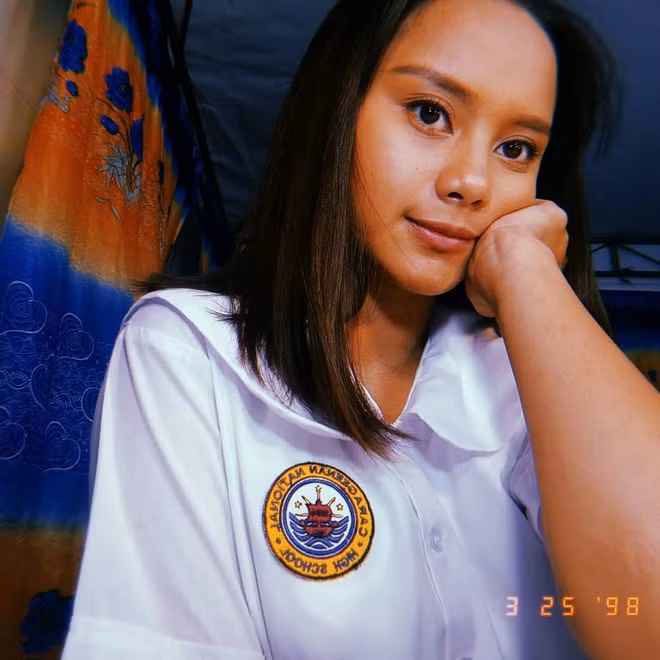 Rita được khen giản dị khi khoác lên đồng phục trường cấp 3. Dù không trang điểm, cô vẫn được khen xinh đẹp, cuốn hút.