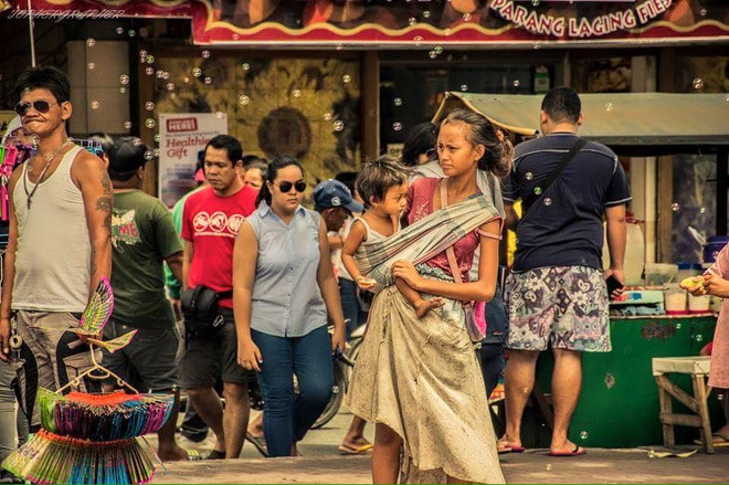 Rita lớn lên trong gia đình nghèo khó thuộc bộ tộc Badjao. Cha mẹ cô đều làm nghề đánh bắt cá. Dưới Rita có 2 em nhỏ, thời điểm năm 2016, cả 3 chị em đều không được đi học. Biết được hoàn cảnh của Rita, nhiều người đã quyên tiền giúp đỡ gia đình cô. Câu chuyện về Rita nổi tiếng đến mức thị trưởng thành phố Lucena - nơi gia đình 10X sinh sống - gửi cô tới trường học. Một quan chức ngành thủy sản cũng hỗ trợ tàu đánh cá mới cho tất cả người dân Badjao.