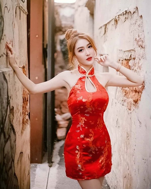 Không chỉ ở Việt Nam, nhiều quốc gia tại Châu Á cũng có tục lệ đi lễ chùa đầu năm để cầu cho một năm mới suôn sẻ, may mắn. Thế nhưng, giữa không khí của lễ hội và dòng người hối hả tới dâng hương khấn Phật có vô số những hình ảnh phản cảm, xấu xí vị cộng đồng mạng lên án.