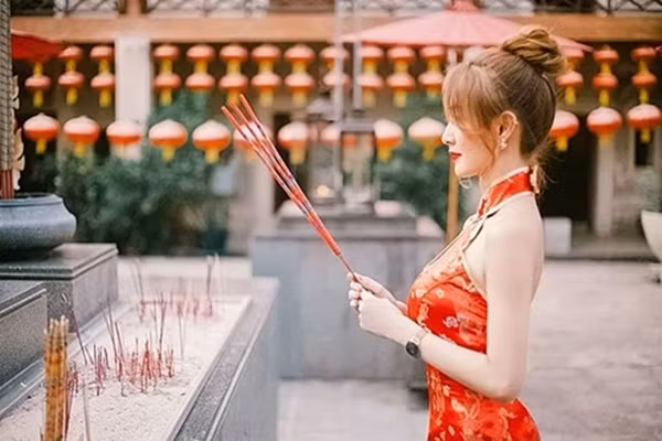 Mới đây, hot girl nổi tiếng Thái Lan Pronwipa Watcharakaroon bị cộng đồng mạng chỉ trích dữ dội khi diện trang phục vô cùng phản cảm đi lễ chùa.