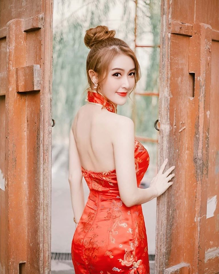 Phần váy ngắn lộ toàn bộ phần lưng và khoét ngực cực sâu của Pronwipa Watcharakaroon khiến nhiều người tức giận và cho rằng cô nàng đang không tôn trọng chốn linh thiêng như chùa chiền, đặc biệt Thái Lan là đất nước vô cùng sùng Phật giáo.